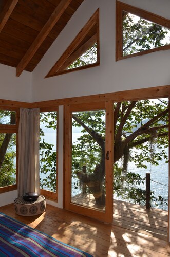 Spectacular Lakefront Cabin with luxury outdoor shower