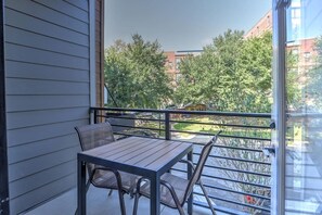 Outdoor dining - Downtown Open Concept with Balcony (Asheville)