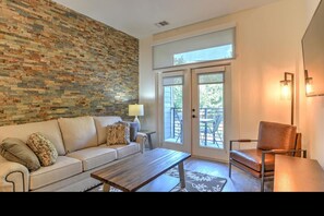 Smart TV - Downtown Open Concept with Balcony (Asheville)