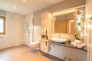 Shower, hair dryer, towels - Mohnblume 65m² ***** (Palling)