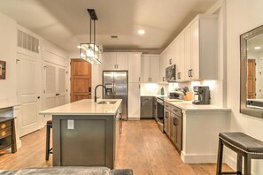 冷蔵庫、電子レンジ、オーブン、コンロ