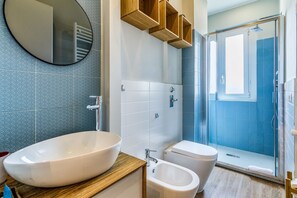 Shower, hair dryer, bidet, towels - Ripa 127 Apartment Navigli (Milano)