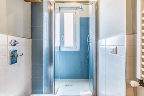 Dusche, Haartrockner, Bidet, Handtücher