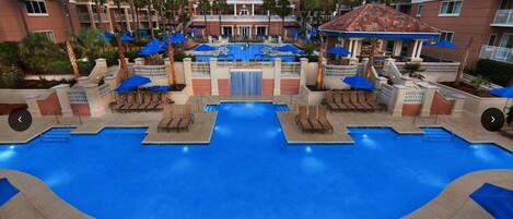 Una piscina techada, una piscina al aire libre