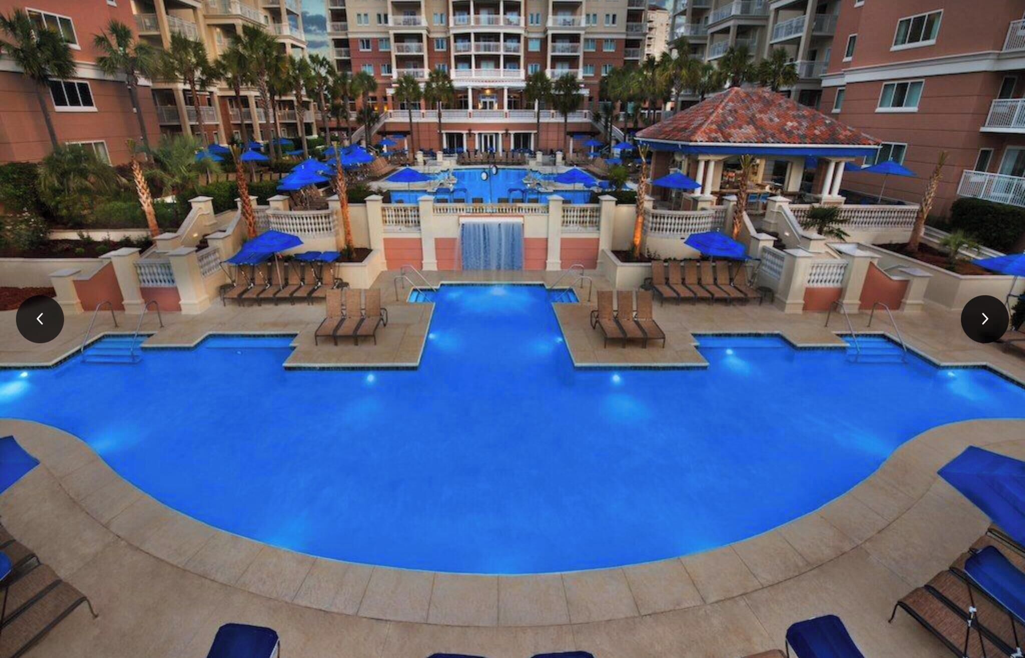 Una piscina techada, una piscina al aire libre