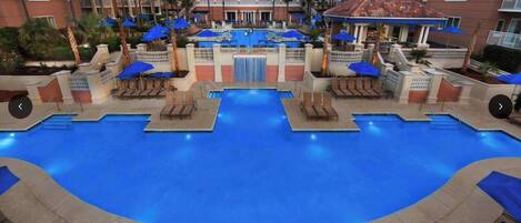 Una piscina techada, una piscina al aire libre