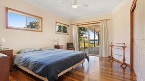 4 bedrooms, iron/ironing board, internet