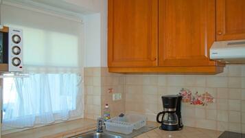 Fridge, microwave, oven, coffee/tea maker