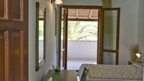 A room with a bed, a desk, and a window. - Complesso Il Saraceno (Maracalagonis)