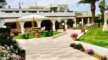 Vista frontal de la propiedad