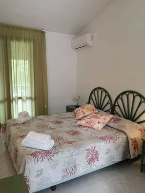 Habitación básica con 1 cama matrimonial o 2 individuales | Minibar, camas extra, wifi gratis y ropa de cama 