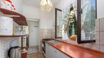 Fridge, oven, stovetop, coffee/tea maker