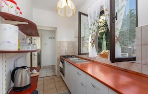 Fridge, oven, stovetop, coffee/tea maker