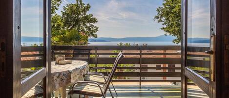 تناول الطعام بالخارج