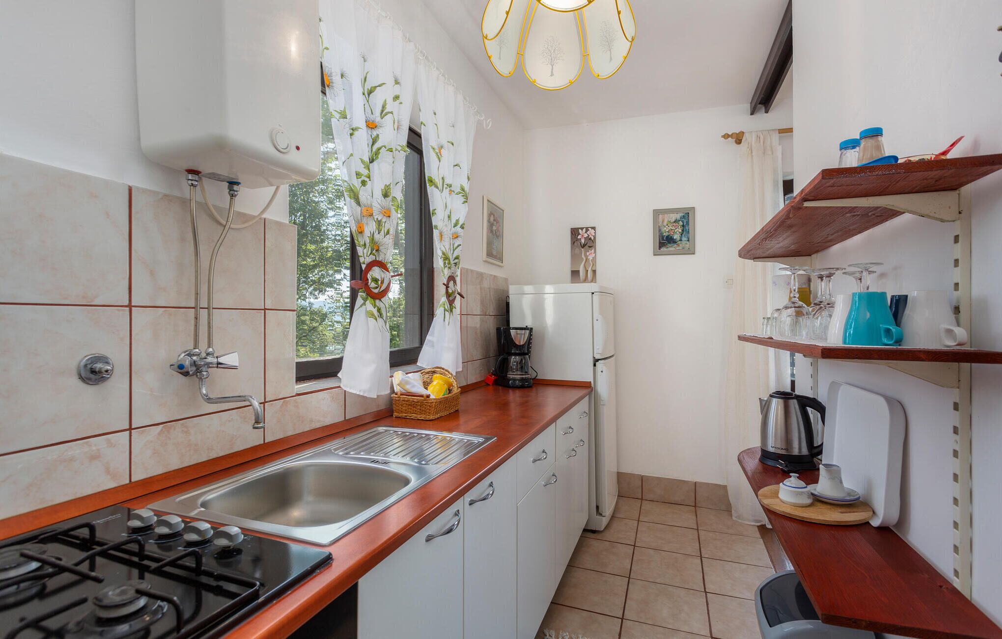 Fridge, oven, stovetop, coffee/tea maker