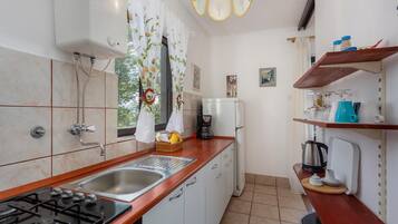 Frigorífico, horno, placa de cocina y cafetera o tetera