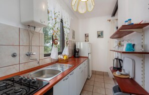 Refrigerador, horno, parrilla de estufa y cafetera y tetera