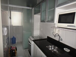 Geladeira, mesas de jantar