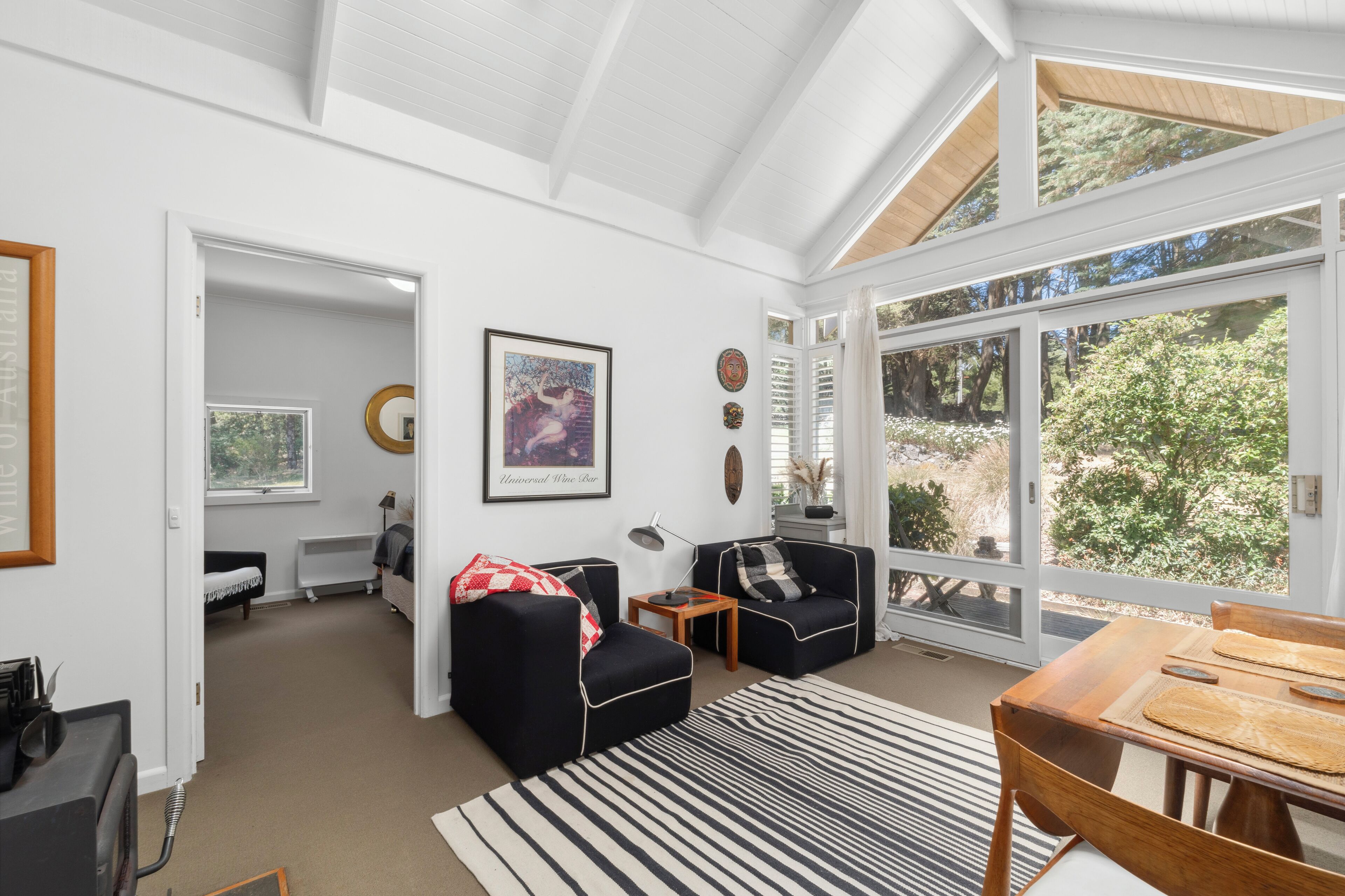 TV connectée, cheminée, Netflix, livres