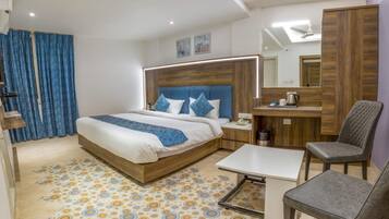 Habitación de lujo, 1 cama de matrimonio grande | Caja fuerte, tabla de planchar con plancha, wifi gratis y ropa de cama