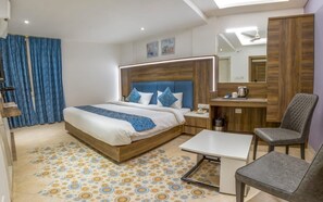 Luxury-Zimmer, 1 King-Bett | Zimmersafe, Bügeleisen/Bügelbrett, kostenloses WLAN, Bettwäsche