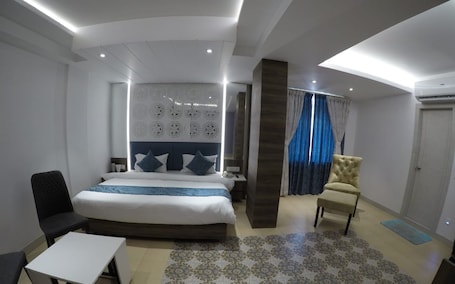 Luxury Room, 1 King Bed | In-room safe, iron/ironing board, free WiFi, bed sheets