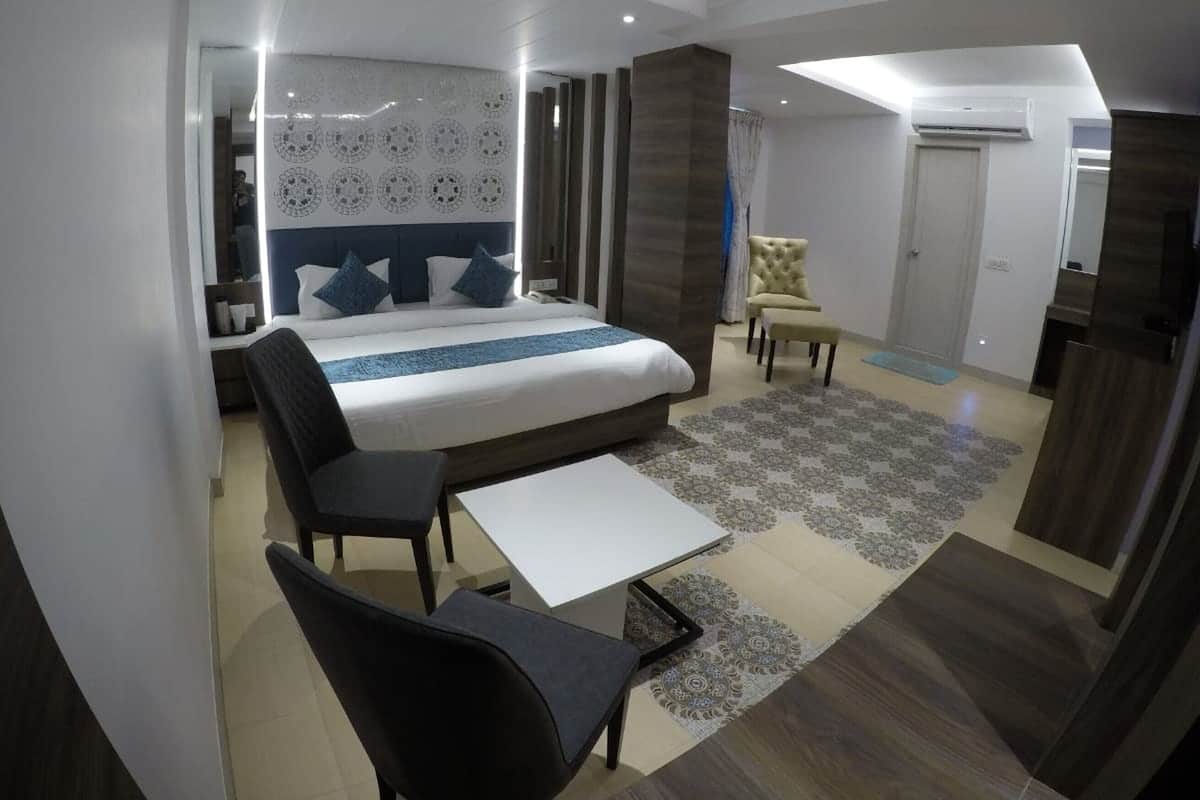 Camera Luxury, 1 letto king | Una cassaforte in camera, ferro/asse da stiro, Wi-Fi gratuito, lenzuola