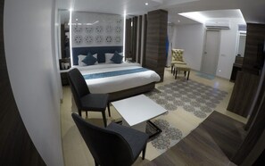 Luxury-Zimmer, 1 King-Bett | Zimmersafe, Bügeleisen/Bügelbrett, kostenloses WLAN, Bettwäsche