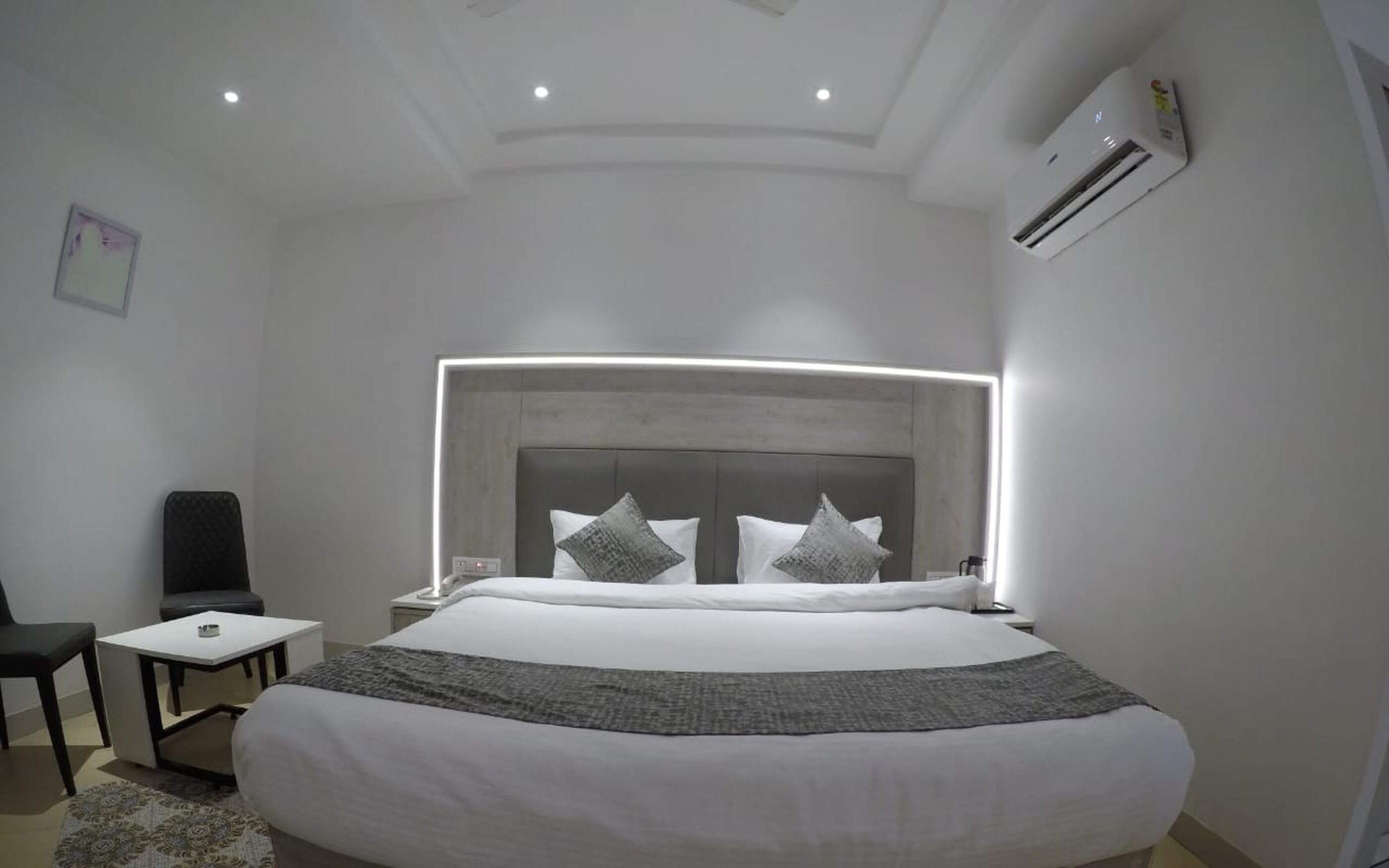 Habitación ejecutiva | Caja de seguridad en la habitación y tabla de planchar con plancha 