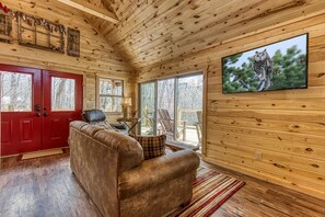 Smart TV, DVD player - Owls Nest, Hot Tub, WIFI, Featured on Barnwood Builders, Free Attraction Tickets (Sevierville)