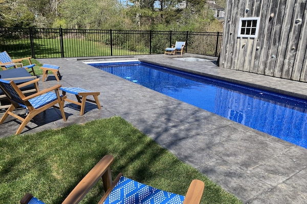 10' x 30' pool w/hot tub