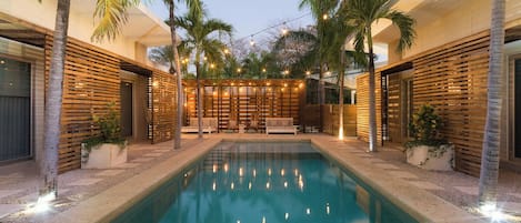 Piscina externa, espreguiçadeiras