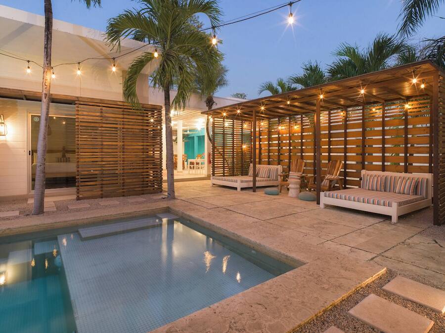 Utendørsbasseng og solsenger