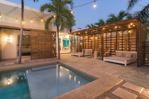 室外游泳池，日光浴躺椅