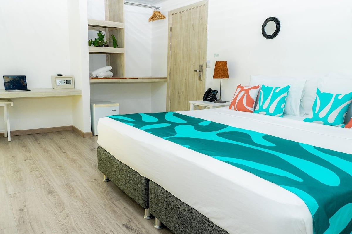 Luxe beddengoed, een minibar, een kluis op de kamer