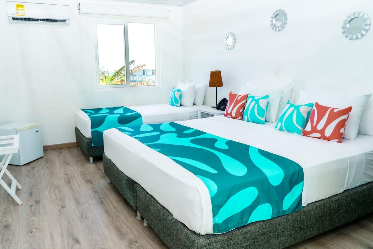 Luxe beddengoed, een minibar, een kluis op de kamer