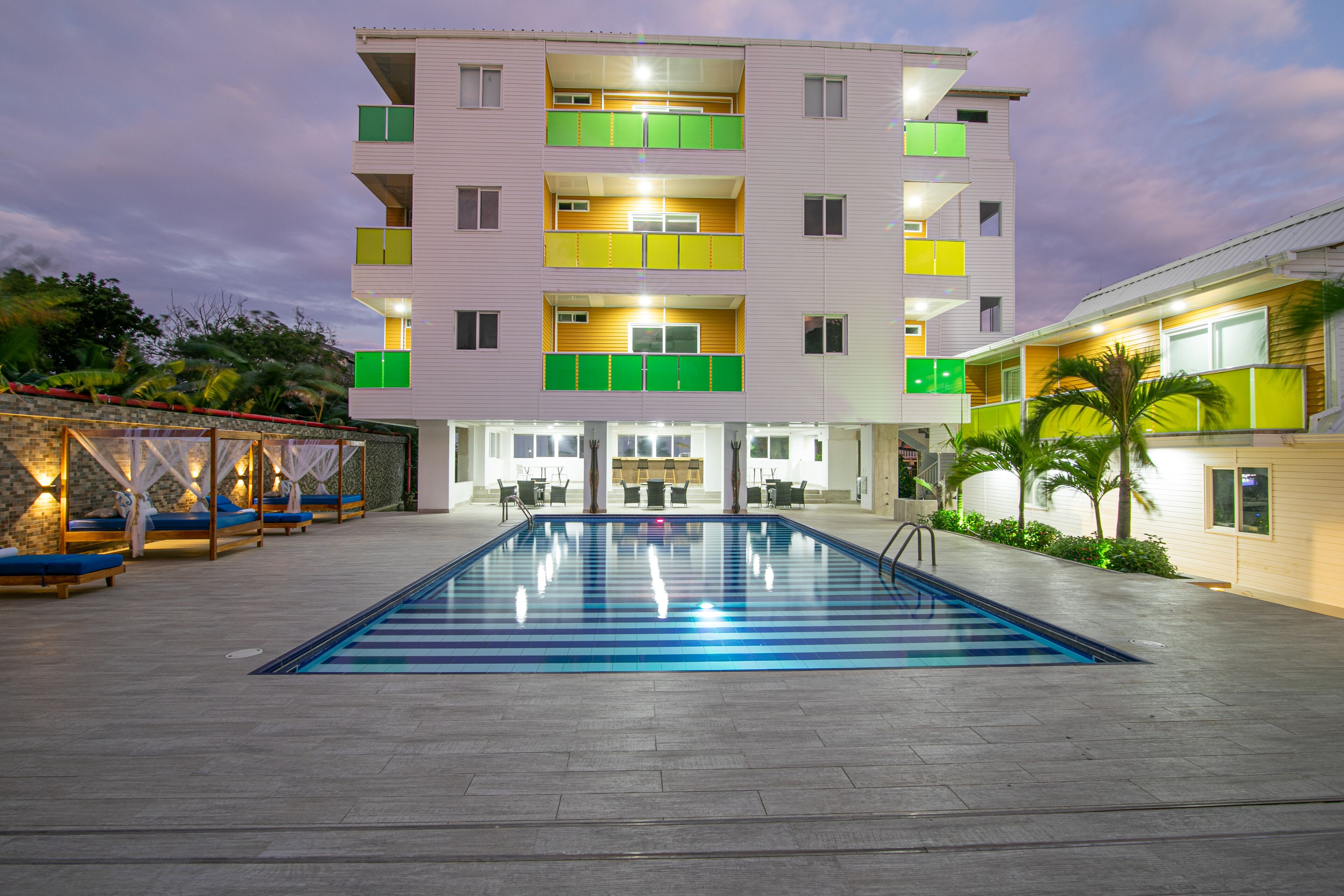 Kolam renang outdoor, dengan cabana gratis dan kursi berjemur