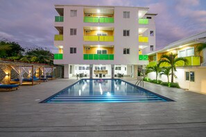 Outdoor pool, open 9:00 AM to 9:00 PM, free cabanas, sun loungers - Caribbean Coral (San Andrés)