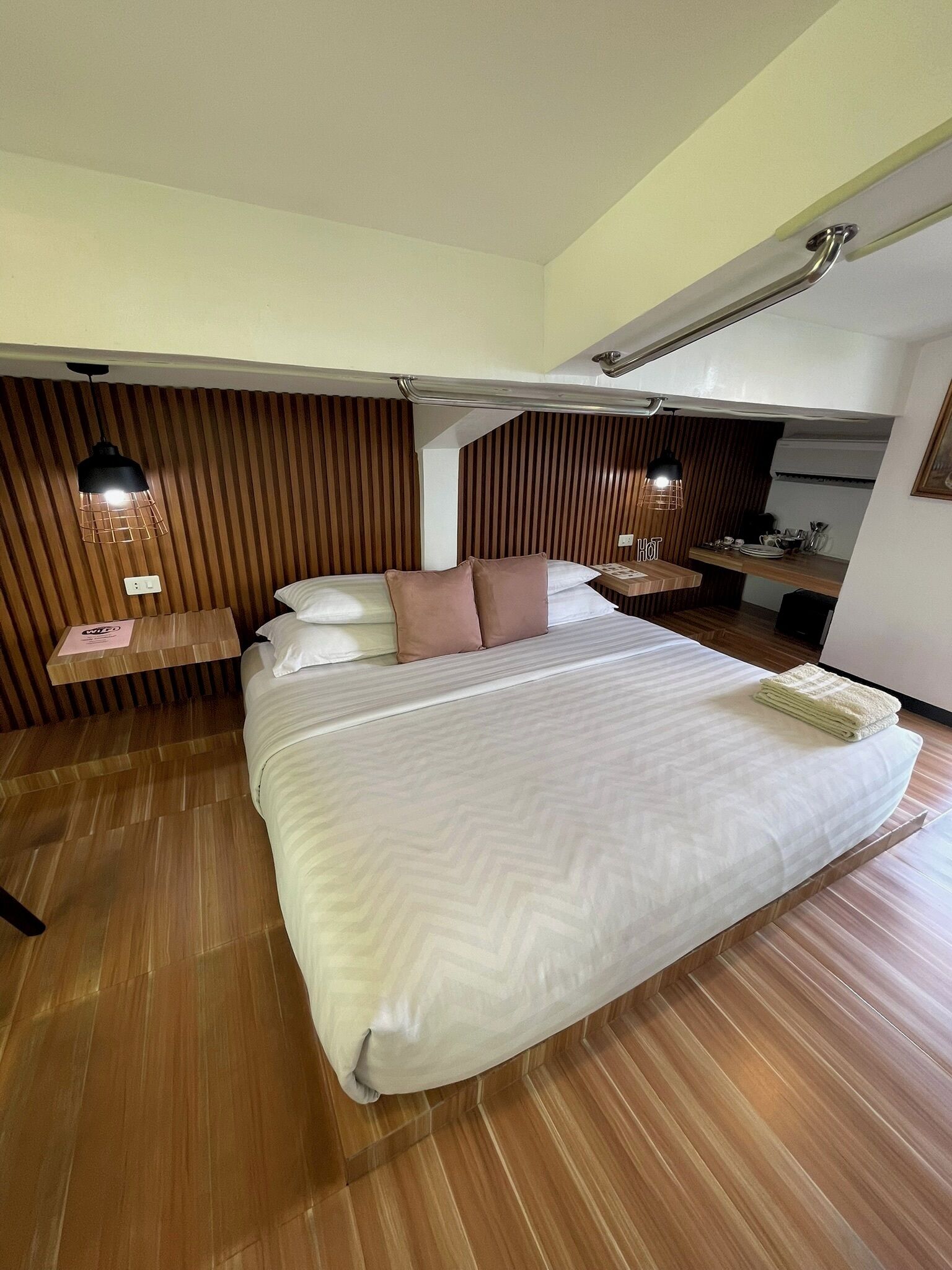 Chambre Deluxe, vue piscine | Minibar, coffres-forts dans les chambres, décoration personnalisée