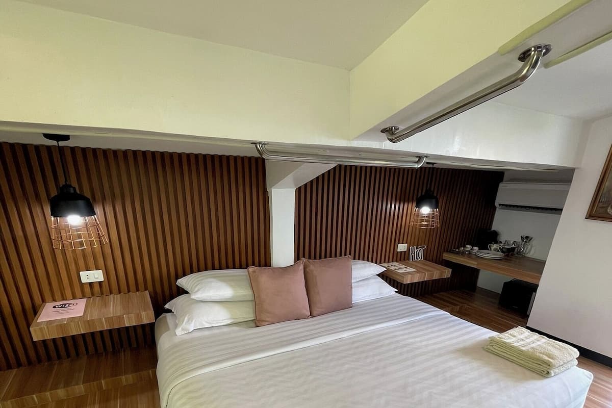 Phòng Deluxe, quang cảnh hồ bơi | Minibar, két bảo mật tại phòng, bàn, màn/rèm cản sáng 