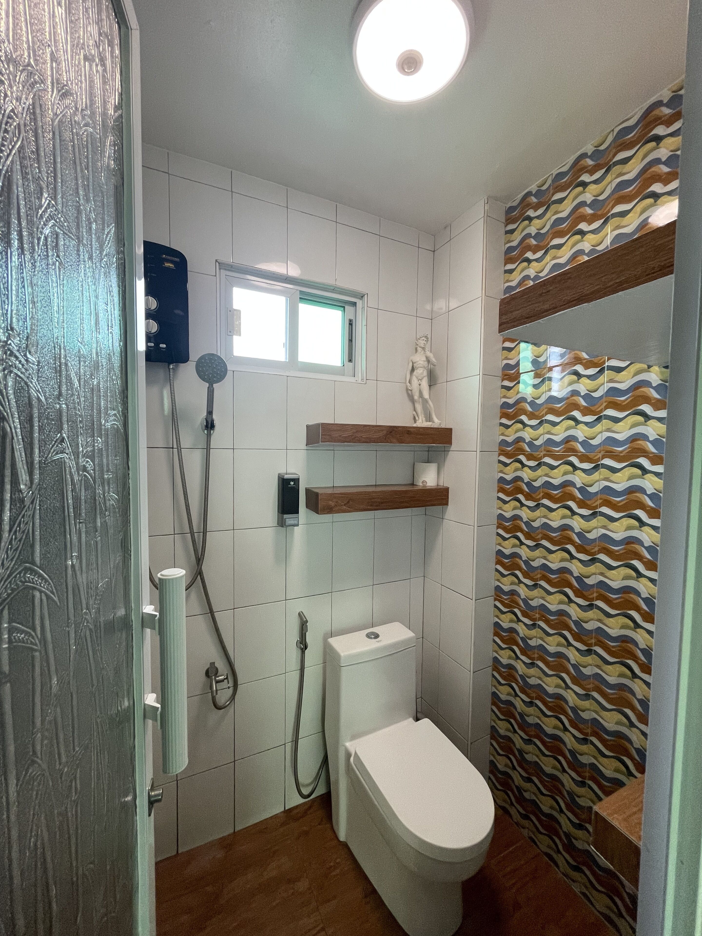 Habitación Business con 1 cama doble o 2 individuales | Baño | Ducha, artículos de higiene personal gratuitos, zapatillas y toallas