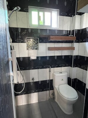 Suite Studio Supérieure, 1 très grand lit | Salle de bain | Douche, articles de toilette gratuits, chaussons, serviettes fournies
