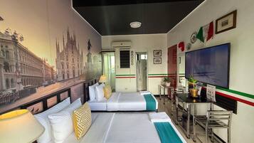 Quarto casal ou duplo empresarial | Frigobar, cofres nos quartos, individualmente decorados
