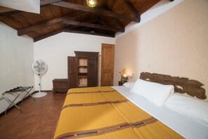 3 chambres, fer et planche à repasser, Wi-Fi, draps fournis