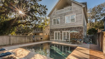 Una piscina al aire libre, una piscina climatizada