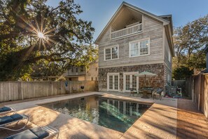 Utomhuspool och uppvärmd pool