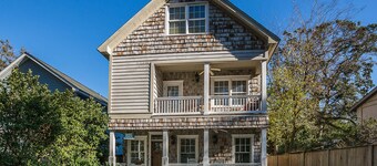 Sassy Peach Cottage - 5 Bed/4.5 Bath. Large Pool. Near Lighthouse/Pier/Village!