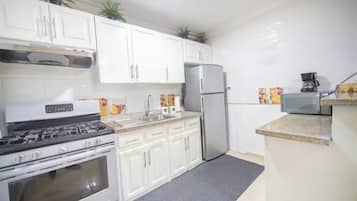 Refrigerador, microondas, parrilla de estufa y cafetera y tetera