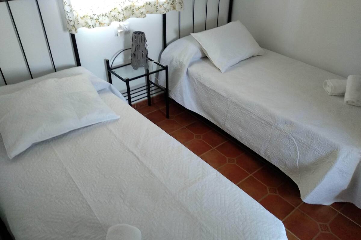 ห้องเบสิกทวิน | ผ้าปูที  ่นอนฝ้ายอียิปต์, เครื่องนอนระดับพรีเมียม, ผ้านวมขนเป็ด