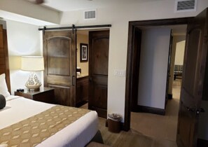 4 bedrooms, iron/ironing board, WiFi, bed sheets - Luxury Hotel Suite - Sleeps 10 (Scottsdale)